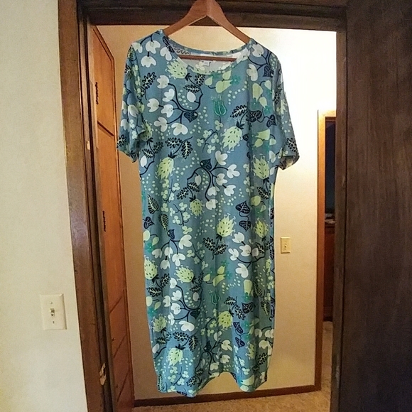 Julia - Picture 1 of 2